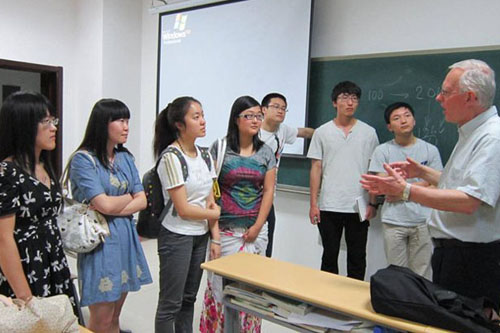 学生与外教课后交流